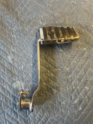 Pedal de freno cromado con pastilla acanalada Harley Davidson Foto 1 de 3