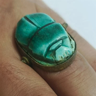 Anillo escarabajo turquesa tallado a mano, estilo egipcio antiguo, arte hecho a mano en latón Foto 1 de 4