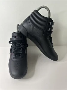 Reebok klassische Freestyle Hi Top Turnschuhe SCHWARZ Doppelriemen Größe 9 Damen - Bild 1 von 12