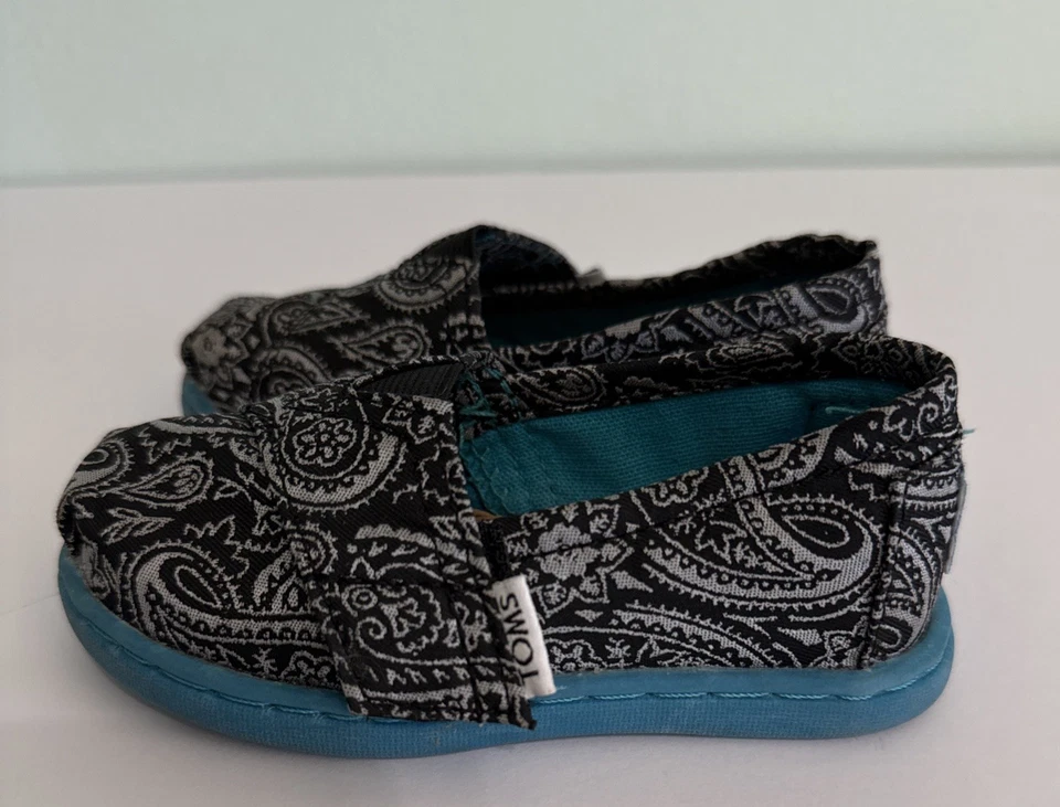 Toms Classics cachemir sin cordones informal lona plana negra/plateada niño pequeño 5 Foto 1 de 4