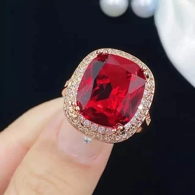 Anillo de compromiso con halo de granate rojo creado en laboratorio corte cojín de 3 quilates enchapado en oro rosa de 14 k Foto 1 de 4
