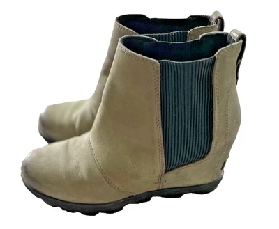 Botín de cuña Sorel Joan of Arctic Chelsea para mujer 7,5 gamuza verde salvia Foto 1 de 4