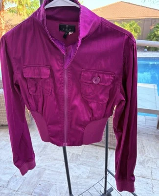 Chaqueta de nailon Ashley by 26 International púrpura fucsia recortada talla grande cremallera Foto 1 de 4