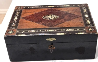 Escritorio de viaje antiguo victoriano lacado con incrustaciones de abulón Foto 1 de 4