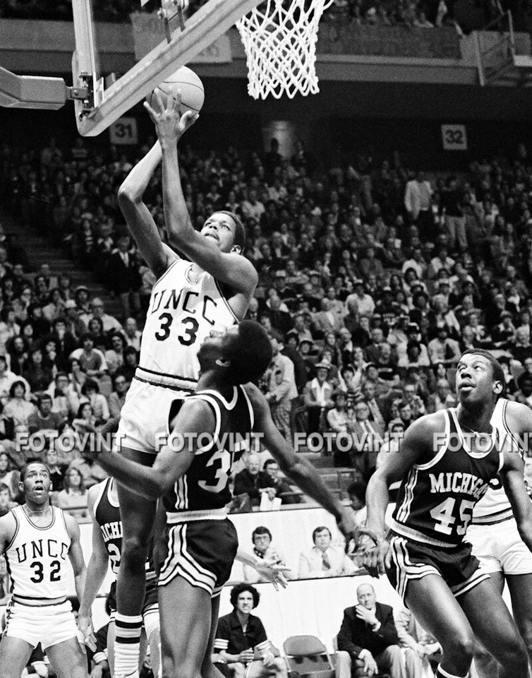 Foto Imagen de baloncesto universitario Cedric Maxwell UNC CHARLOTTE 8x10 11x14 (CM1) Foto 1 de 1