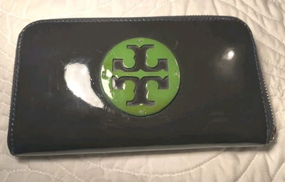 Bolso sin asas tipo billetera de charol negro Tory Burch Miller con un toque de verde Foto 1 de 3
