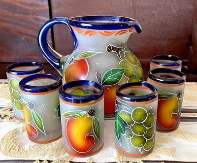 Jarra y vasos de frutas pintados de vidrio soplado a mano mexicano juego de 7 piezas borde azul cobalto Foto 1 de 4