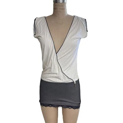 Mini vestido Beach Bunny Cover Up tamanho pequeno branco e azul marinho renda - Imagem 1 de 4