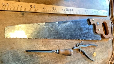 outils anciens,old tools,vieux outils,belle scie"reine claude" ,pince et lime... - Photo 1/4
