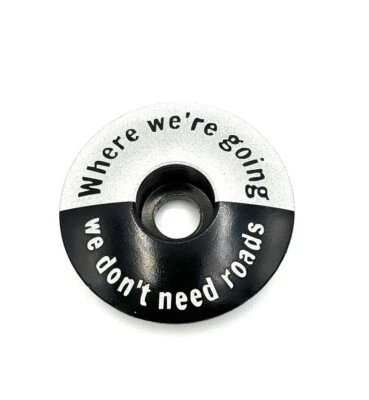 Where we’re going, we don’t need roads - Auriculares de bicicleta sin rosca tapa superior Foto 1 de 4