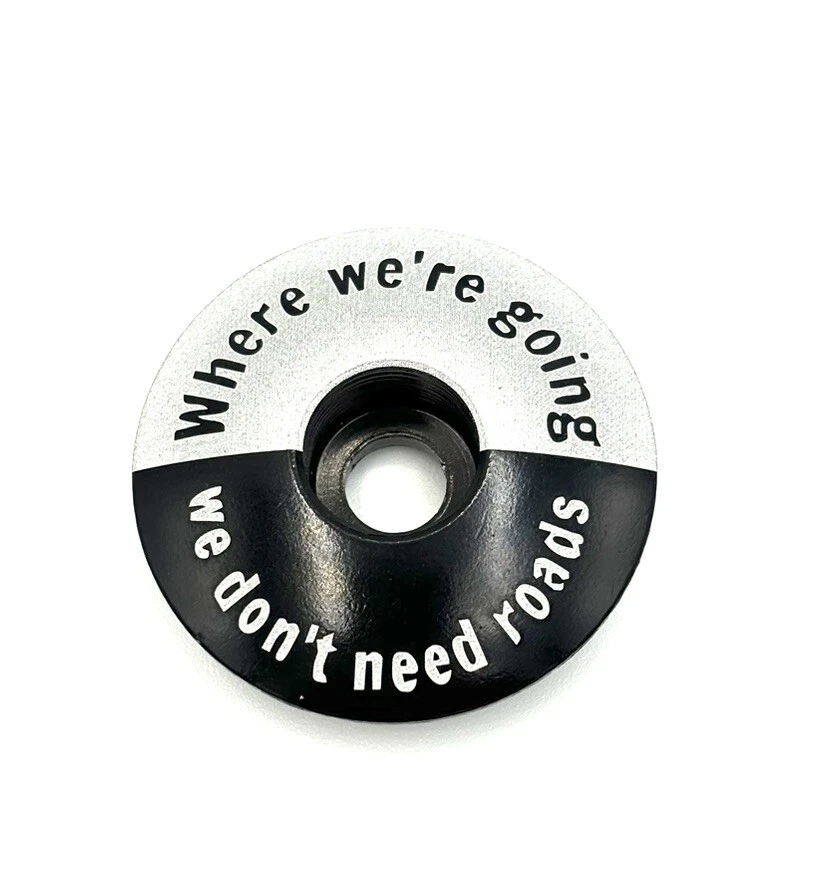 Where we’re going, we don’t need roads - Auriculares de bicicleta sin rosca tapa superior Foto 1 de 4