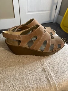 Skechers Memory Foam Womens Size 8 Sandals Tan  - Picture 1 of 4