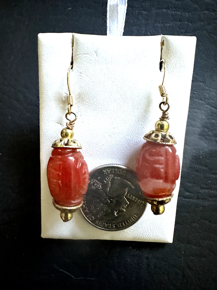 Pendientes llamativos de piedras preciosas talladas de inspiración oriental cornalina roja viva Foto 1 de 1