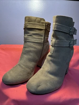 Mujer Taupe/Beige Botines Gamuza Talla 10 Tacón Bloque Cremallera Lateral Hebilla DBL Foto 1 de 4