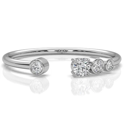 Anillo de diamantes cultivados en laboratorio redondo con bisel y punta con puño abierto minimalista de 0,12 quilates Foto 1 de 3