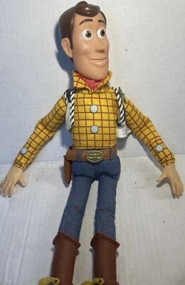 Boneca Disney Pixar Disney Store Toy Story Woody Pull String 15” Funciona Sem Chapéu - Imagem 1 de 4