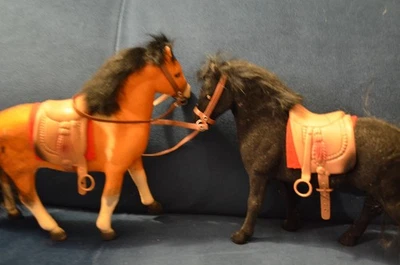 LOT DE 2 PETITS CHEVAUX. JOUETS ANCIENS 1960 - Photo 1/4