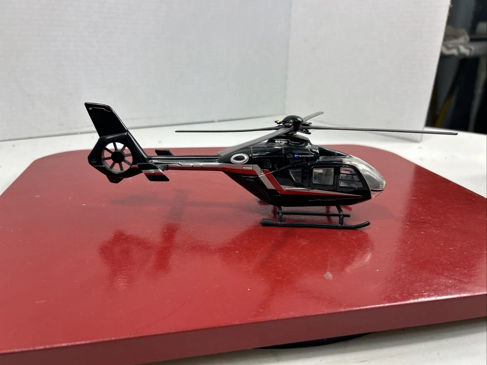 Helicóptero Eurocopter EC135 Hecho por Realtoy Escala 1/90 Hojas Plegables Foto 1 de 4