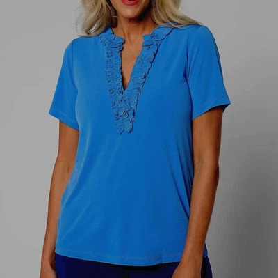 Top de manga corta Susan Graver talla 3X azul tejido líquido con volantes cuello en V Foto 1 de 4