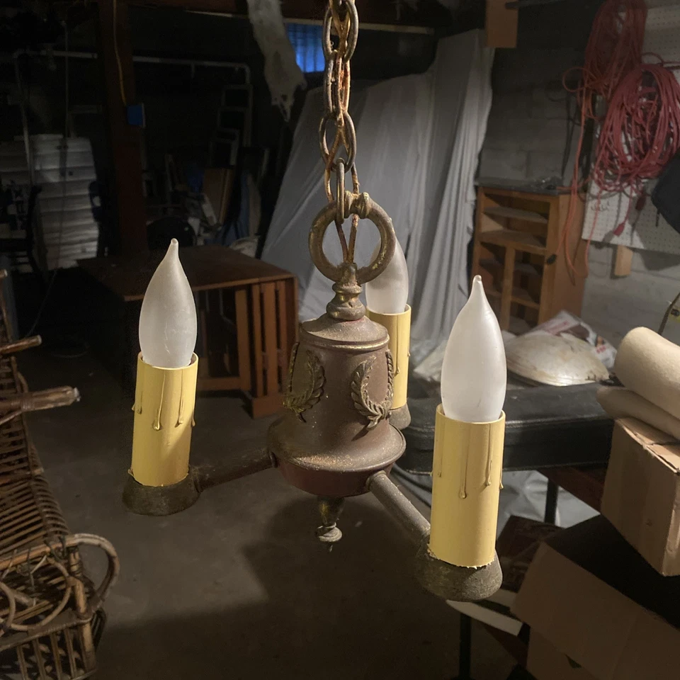 Lámpara de araña antigua de renacimiento colonial de los años 30 Foto 1 de 4