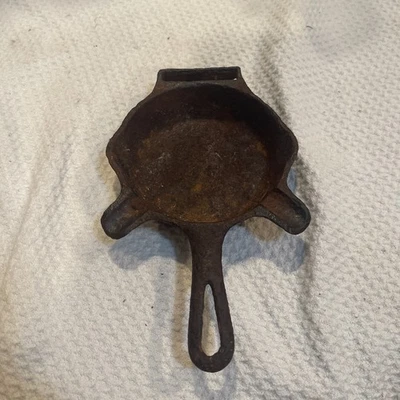 Cenicero sartén miniatura de hierro fundido Griswold, usado Foto 1 de 4