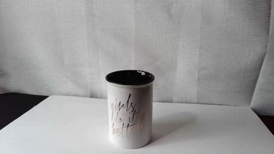 Soporte para brochas de maquillaje de diseño tricostero “Las niñas lo hacen mejor” de 5 pulgadas de alto. 2018. Foto 1 de 4