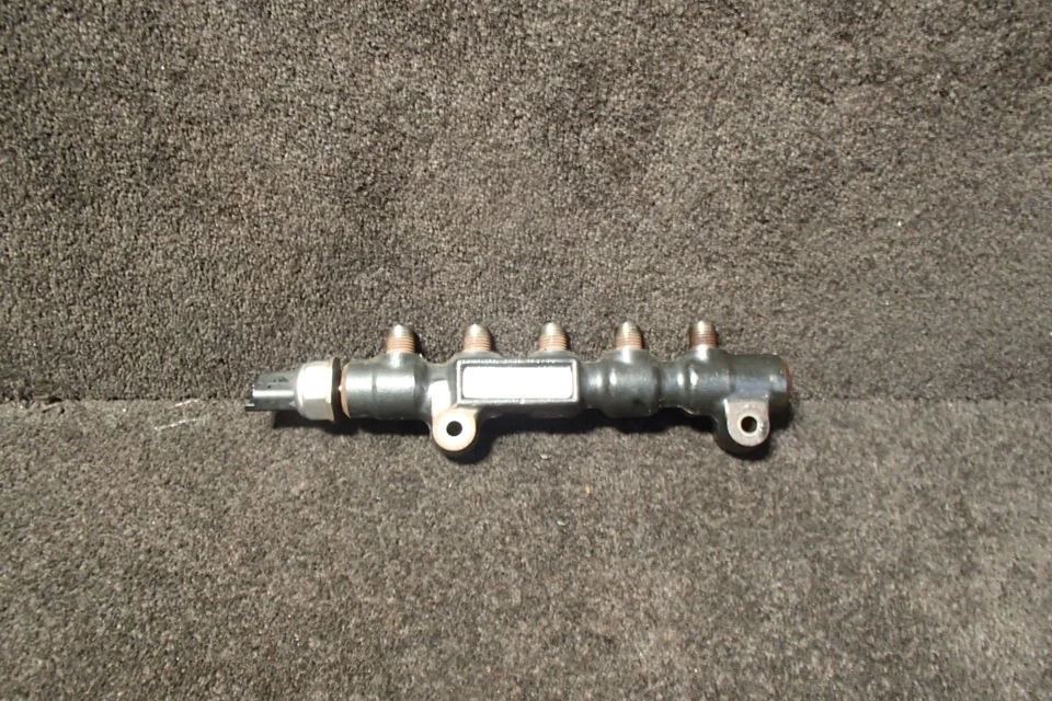 Ford Focus Fiesta CMAX 1,6 diésel TDCI carril de combustible y sensor DV6TED4 2008 encendido Foto 1 de 1