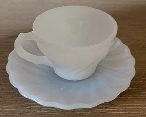 Demitasse Anchor Hocking Fire King Shell Swirl Milchglas Tasse Untertasse Set - Bild 1 von 3