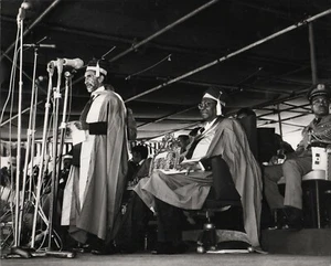 EMPEROR HAILE SELASSIE erhält Ehrenpreis - Originalfoto 1970er - Bild 1 von 2