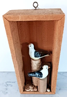 Caja de sombra rústica gaviotas sentadas en el muelle   Foto 1 de 2