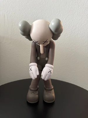 Figura Vinilo KAWS Small Lie Companion Marrón Foto 1 de 4
