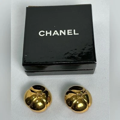 Pendientes Chanel Camélia vintage con botones de oro Foto 1 de 4