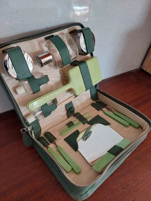 1930's Art Deco Vintage Vanity Case Set In Bright Green Bakelite - Image 1 of 4