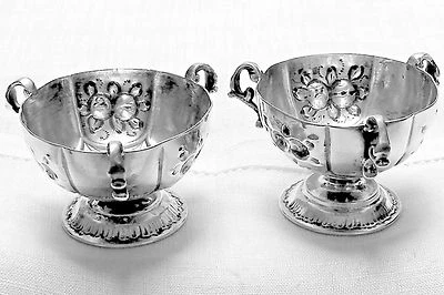 Par de sales de pedestal abierto probado en ácido como sólido de alta pureza plata repujado floral Foto 1 de 4