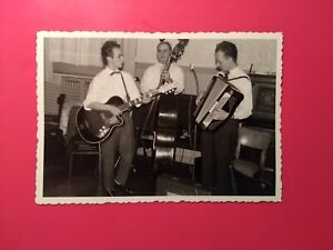 Stare zdjęcie vintage antyczne męskie mężczyzna gejowski zespół muzyczny gitara akordeon stary obraz