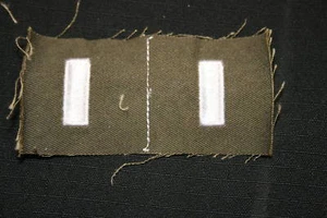 CHAQUETA DE COMBATE DEL EJÉRCITO DE ESTADOS UNIDOS M43 1ER LT TELA RANGO INSIGNIA SEGUNDA GUERRA MUNDIAL - Imagen 1 de 1