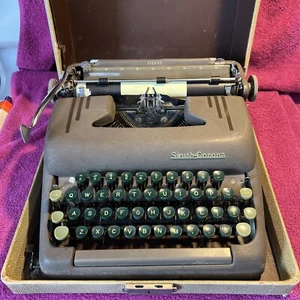 1950’s Smith Corona Silent Typewriter w/case Good Condition! Teal Keys - Picture 1 of 20