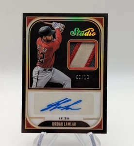 Jordan Lawlar 2023 Panini Chronicles Studio SBM-JLW Gold Patch Auto RC #d 1/10 - Foto 1 di 2