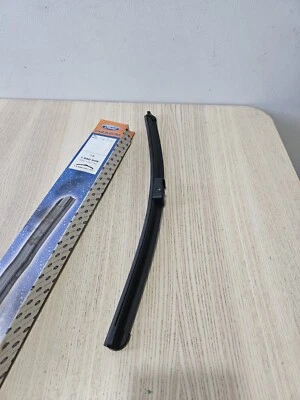 Genuine Ford Focus 1680509 Aero front wiper blade (425mm) 17" - Image 1 of 4