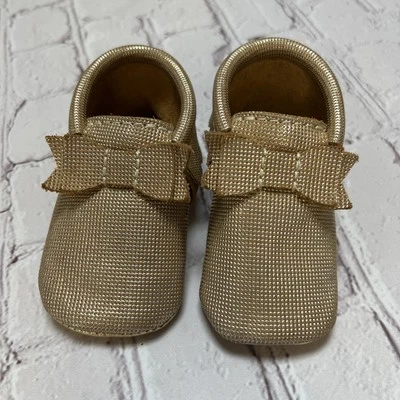 新鲜挑选 FP 女宝宝短靴软鞋金色带蝴蝶结 3 码 — 第 1/4 张图片