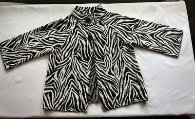 Cárdigan Suéter Tejido Dos Botones Frontales Kim Rogers Estampado Cebra Talla Mediana Foto 1 de 4