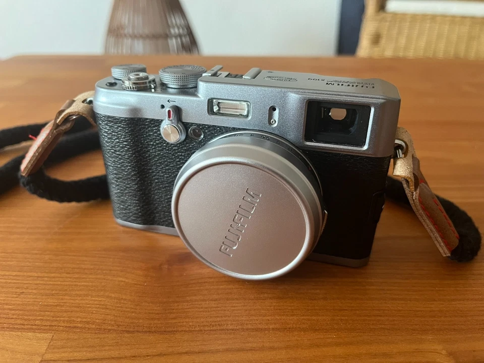 Fujifilm FinePix X100 - Cámara digital en perfecto estado - Imagen 1 de 4