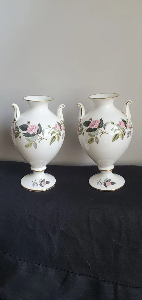 Par de jarrones Wedgwood Hathaway Foto 1 de 1