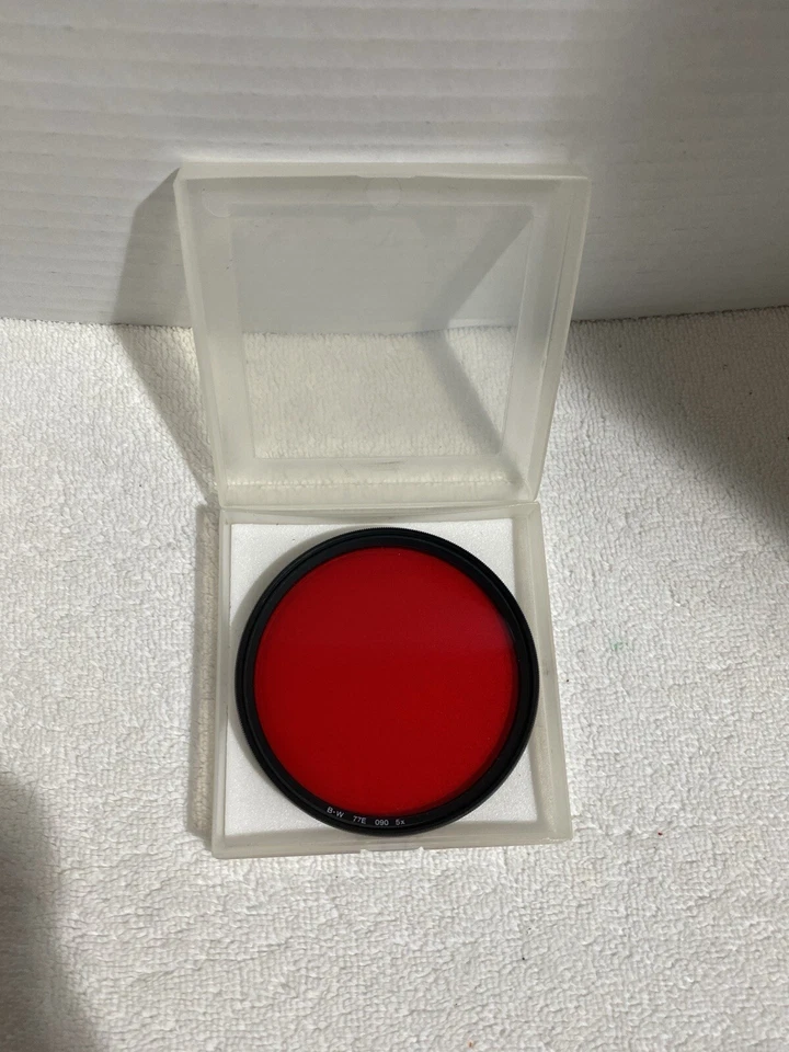 B+W 090 5x Red Filter 77mm (77E) Excellent with light marks - Image 1 of 4