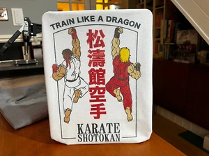 Camiseta Póster Street Fighter II Karate Dojo Gimnasio - Ryu & Ken Shotokan - Imagen 1 de 4