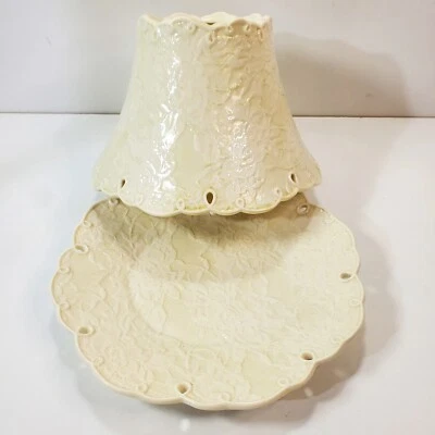 Vela Yankee frasco grande porcelana topper renda ilhó bege com lavagem verde fraca - Imagem 1 de 4