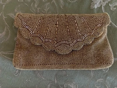 Bolso sin asas vintage con cuentas doradas y correa de noche con solapa festoneada Foto 1 de 4