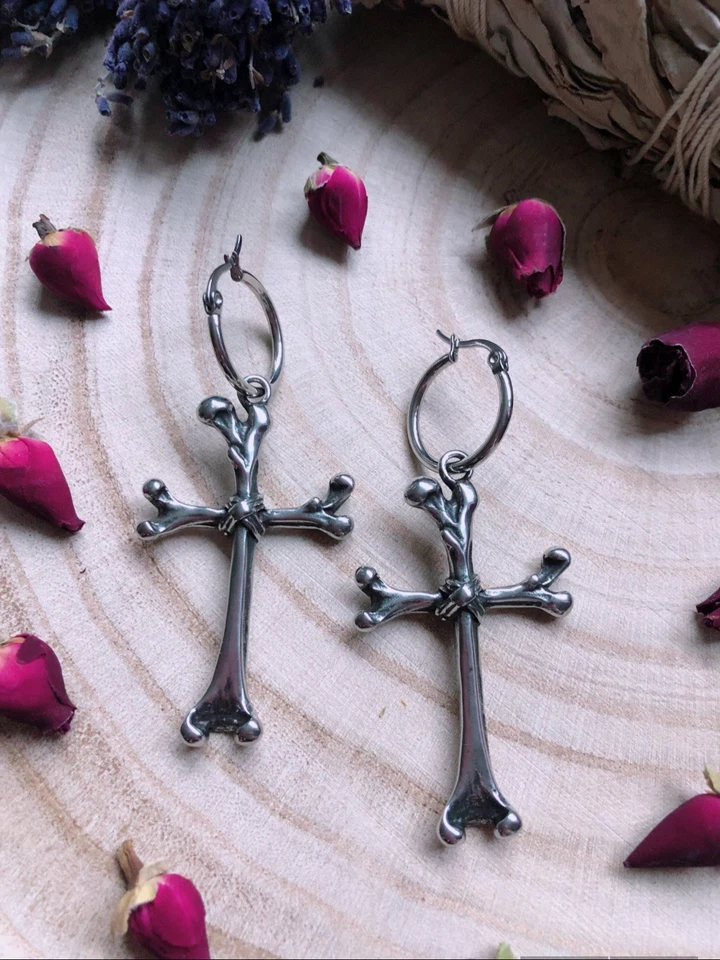 Pendientes de aro de sangre y huesos Pendientes de cruz de hueso Osteomancia Joyería gótica Foto 1 de 4