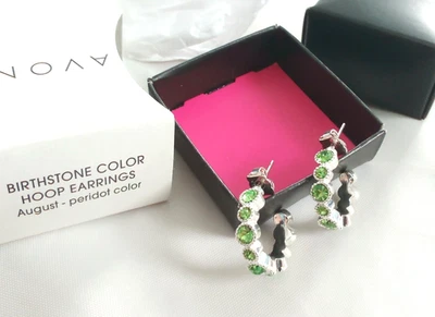Pendientes de color piedra de nacimiento Avon pendientes de color peridoto de agosto aros pequeños NUEVO Foto 1 de 4