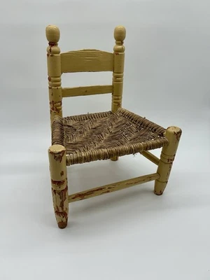 Silla infantil con fondo de caña resistente vintage antigua pintura amarilla chippy Foto 1 de 4